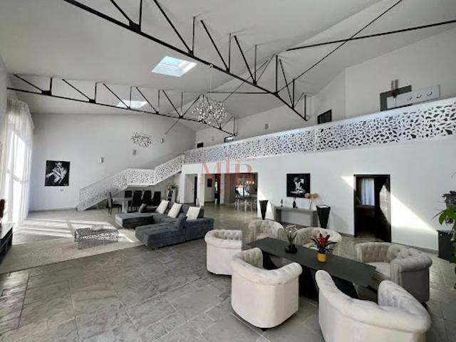 Location Maison 6 pièces 350 m2 Le Puy Sainte Réparade