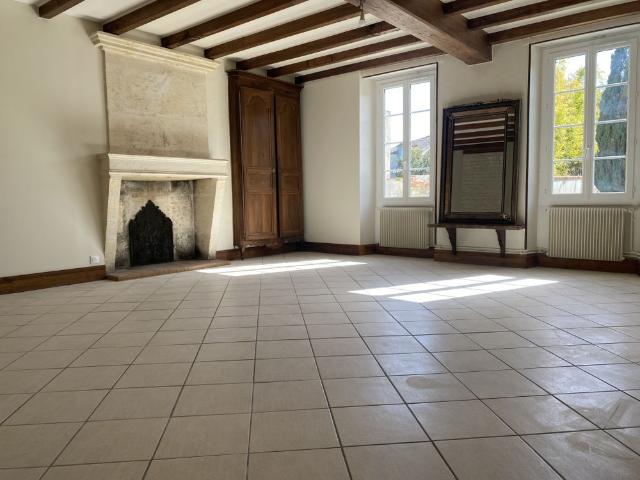 Location Maison 8 pièces 198m² GIMEUX 16130