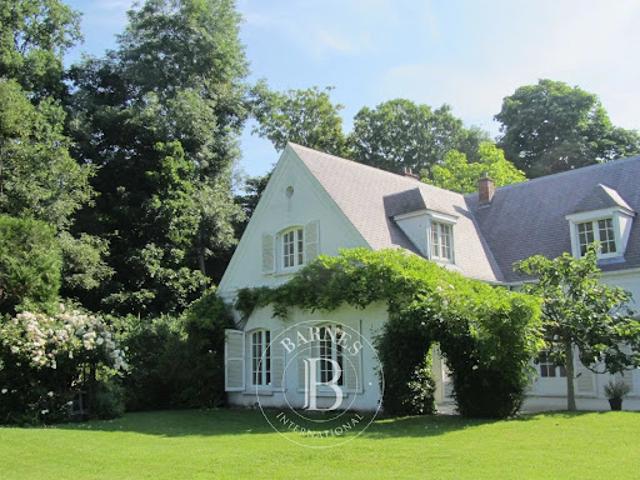 Location Maison 8 pièces 250 m2 Marnes la Coquette