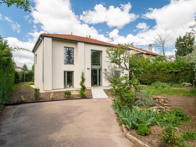 Location Maison contemporaine avec jardin paysagé aux Essarts à Bron 215 m2 Espaces Atypiques LYON