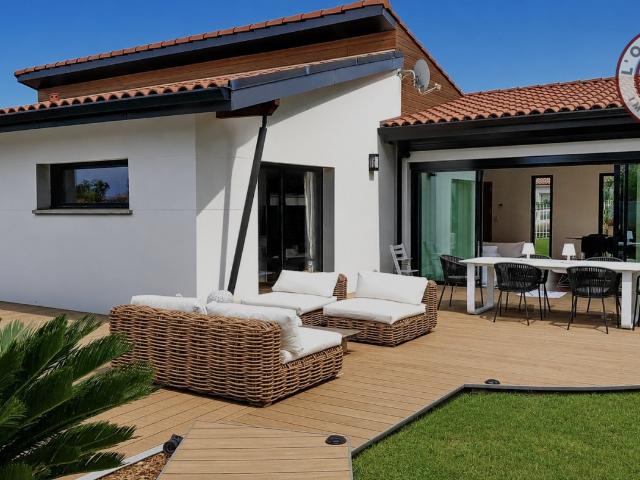 Location maison contemporaine L'isle jourdain, 118m² 4 pièces 1 750€ avec piscine