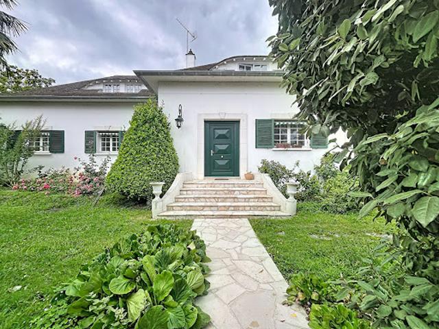 Location Maison de bourg 8 pièces 219 m2 Le Vésinet
