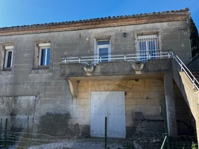 Location maison de village 5 pièces avec balcon, cour et cave à Pouzols