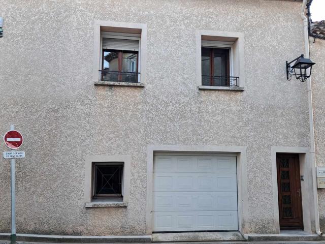 Location Maison de village T4 de 96 m2, en R+2, avec petite terrasse et garage fermé