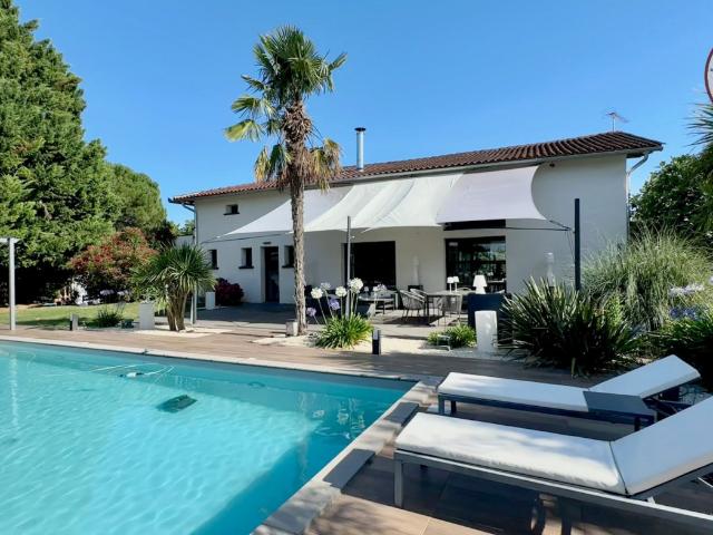 Location maison Le castera, 266m² 5 pièces 2 300€ avec piscine