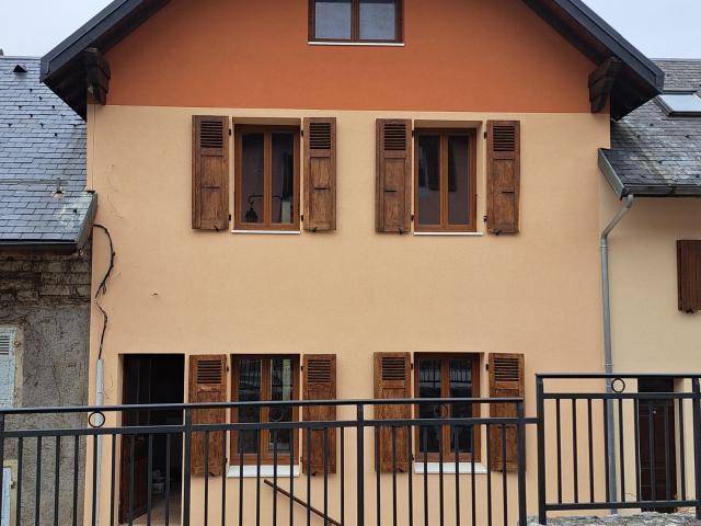 Location maison, m² T 4 à Entremont le Vieux, 913 €