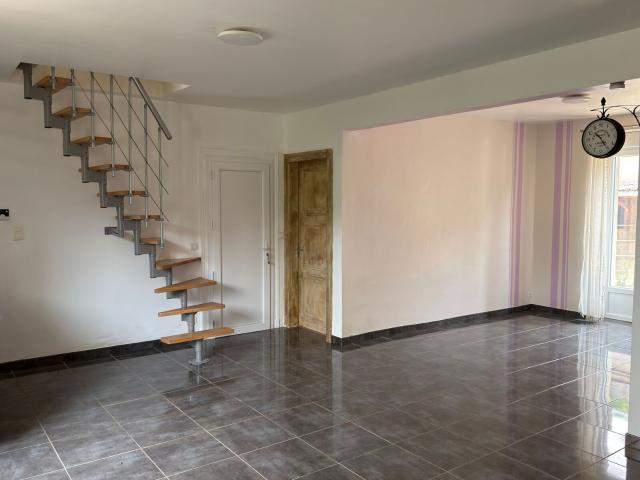 Location maison, m² T 5 à Les Hauts de Chée, 650 €
