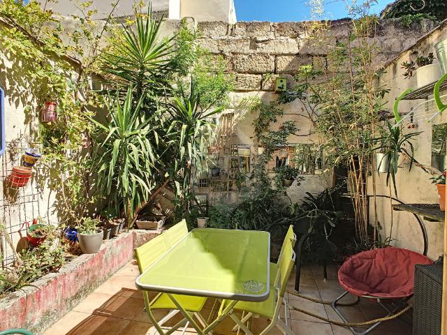 LOCATION Maison meublée avec jolie cour Intra Muros AVIGNON