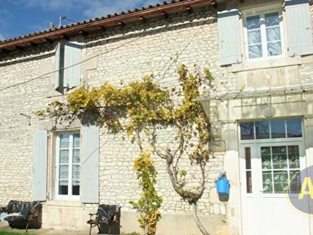 Location maison Saint Sever De Saintonge: 750 € AJP Immobilier Saintes
