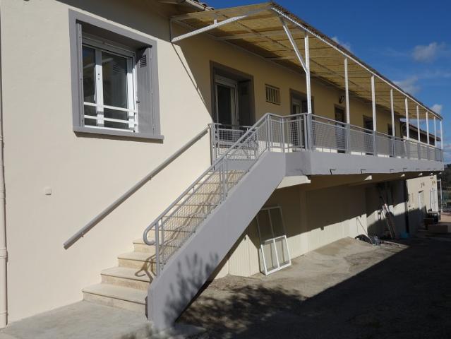 Location Maison T4 de 89 m2 en R+1 avec grande terrasse couverte, garage et emplacement de parking
