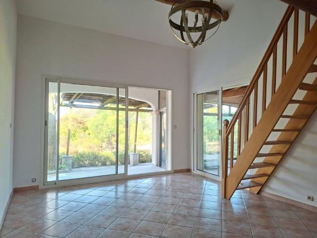 Location Maison T6 de 153 m², avec terrain, terrasses, véranda et garage
