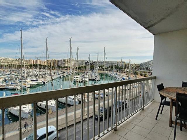 F3 vue port – Location saisonnière jusqu’à juin 2026 – Parking, climatisation, Wi Fi – Carnon