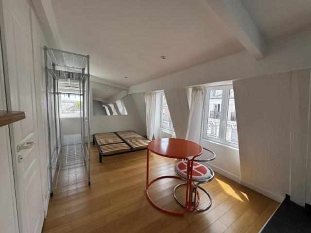 LOCATION MEUBLÉE STUDIO LUMINEUX