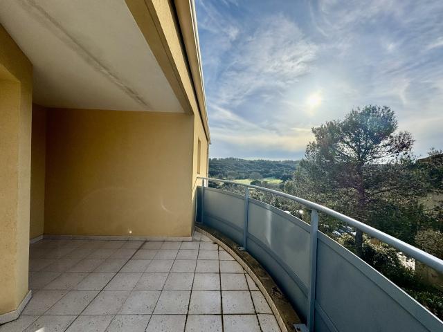 Location NIMES / GOLF DE VACQUEROLLES T2 avec TERRASSE et PARKING | Tourdiat Immobilier