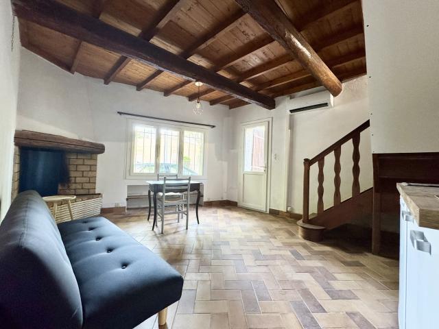 Location NIMES / HOCHE MAISON R+1 MEUBLEE de TYPE 1 avec CLIMATISATION et JARDINET | Tourdiat Immobilier
