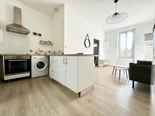 Location NIMES / PLACE SEVERINE T2 MEUBLE AVEC TERRASSE ET CAVE | Tourdiat Immobilier