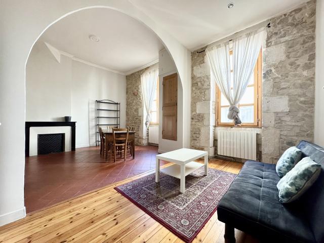 Location NIMES / QUAI FONTAINE T2 MEUBLE AVEC CACHET ET AUTHENTICITE | Tourdiat Immobilier