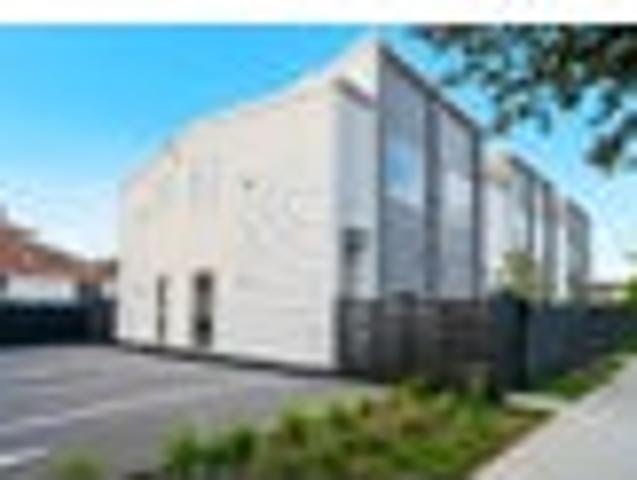 Location Perfection: Modern 2.5 Bed Gem