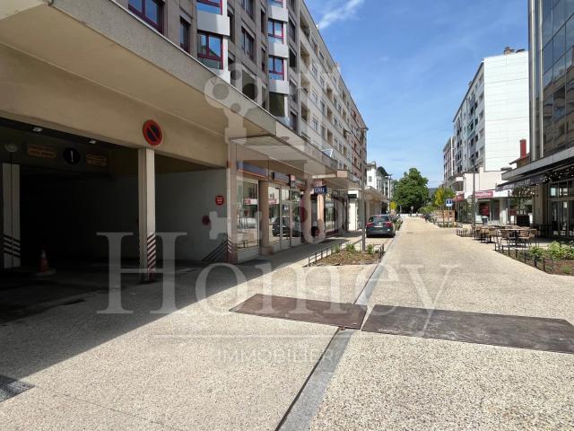 LOCATION — PLACE DE PARKING SÉCURISÉE — ANNEMASSE HYPER CENTRE — Accès par porte sécurisée — Disponible immédi