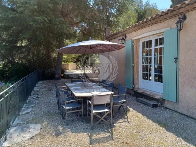 LOCATION SAISONNIERE VILLA PISCINE 8 PERSONNES PROCHE PLAGE ET CENTRE VILLE STE MAXIME