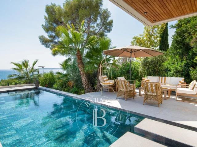 LOCATION SAISONNIERE GOLFE DE SAINT TROPEZ / LES ISSAMBRES PROPRIÉTÉ VUE MER PANORAMIQUE 5 CHAMBRES PISCINE