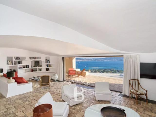 LOCATION SAISONNIÈRE GOLFE DE SAINT TROPEZ/GRIMAUD VILLA VUE MER PISCINE