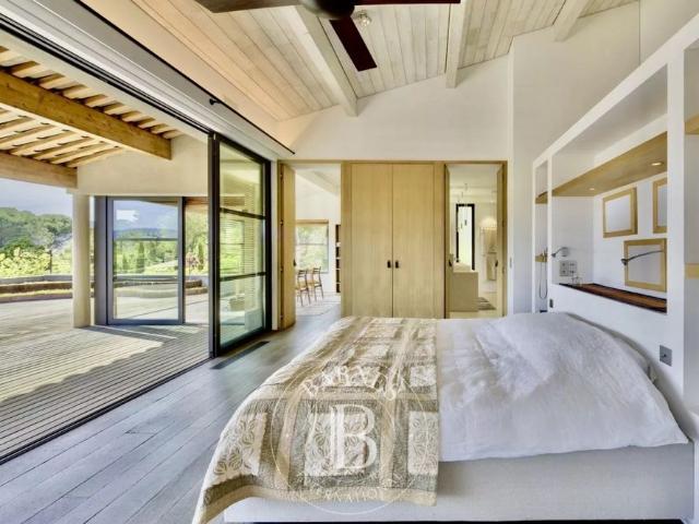 LOCATION SAISONNIÈRE GOLFE DE SAINT TROPEZ/GRIMAUD VILLA 6 CHAMBRES PISCINE CHAUFFÉE COURT TENNIS