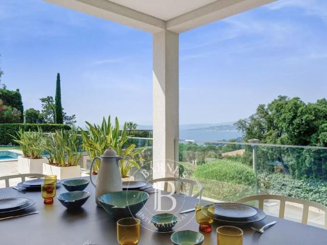 LOCATION SAISONNIÈRE LES ISSAMBRES VILLA HORIZON BAY VUE MER 4 CHAMBRES PISCINE CHAUFFÉE