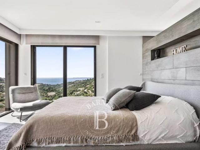 LOCATION SAISONNIÈRE ROQUEBRUNE SUR ARGENS VUE MER PANORAMIQUE 4 CHAMBRES