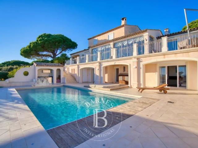 LOCATION SAISONNIÈRE SAINTE MAXIME PROPRIÉTÉ AVEC 5 SUITES APPARTEMENT DE SERVICE JACUZZI PISCINE