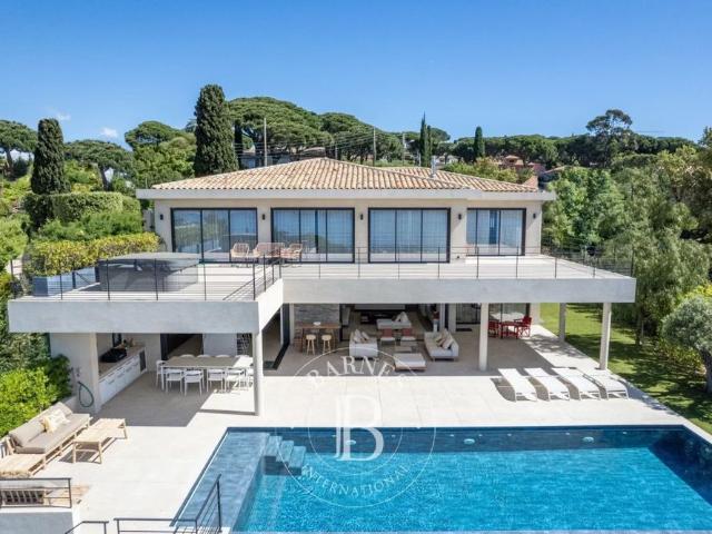 LOCATION SAISONNIÈRE SAINTE MAXIME VILLA MODERNE 6 CHAMBRES CENTRE VILLE VUE MER