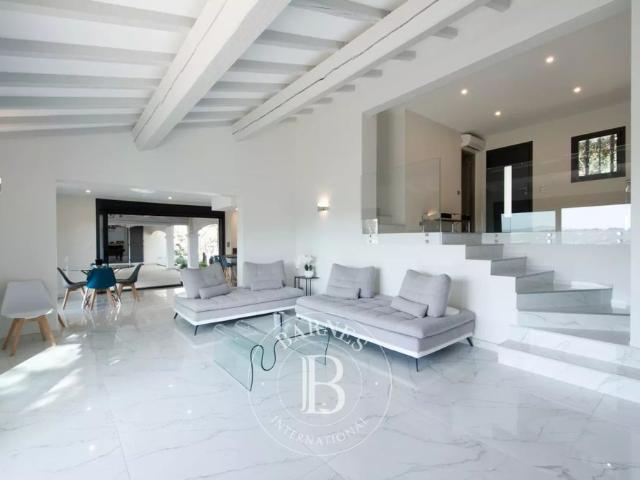 LOCATION SAISONNIÈRE SAINTE MAXIME VILLA MODERNE VUE GOLF 4 CHAMBRES