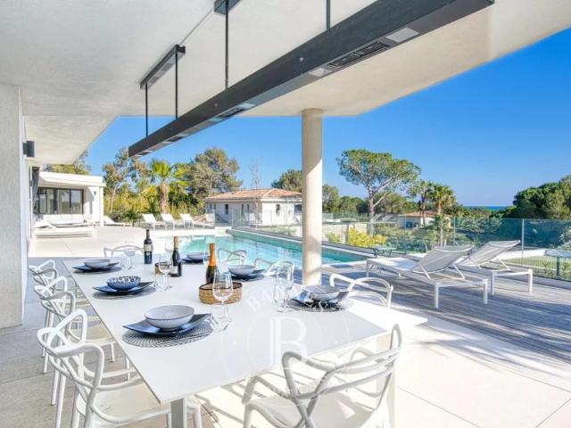 LOCATION SAISONNIÈRE SAINTE MAXIME VILLA NEUVE PROCHE DES PLAGES 5 CHAMBRES PISCINE CHAUFFÉE