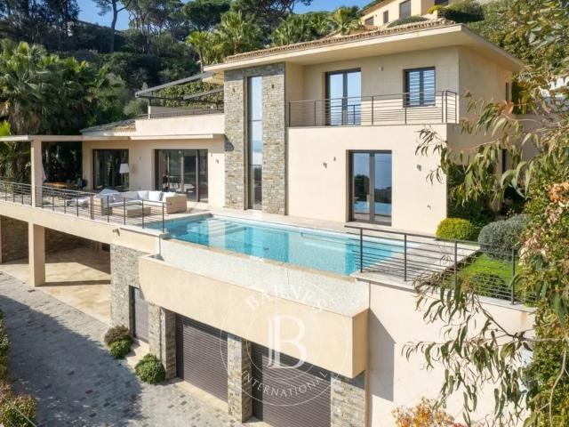 LOCATION SAISONNIÈRE SAINTE MAXIME VILLA VUE MER CENTRE VILLE