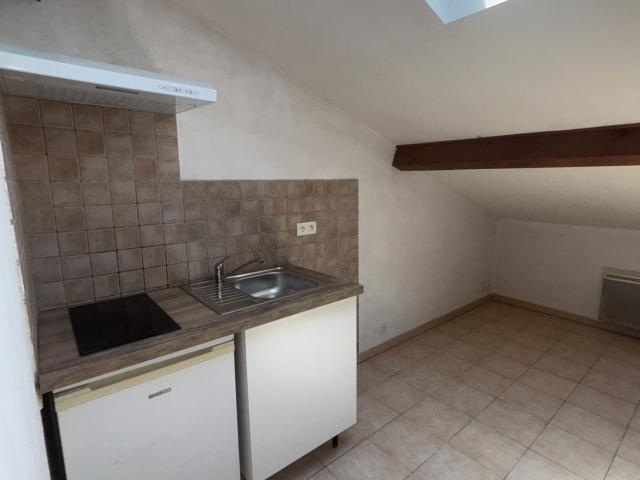 Location STUDIO CENTRE VILLE CASTELNAUDARY DE 21 M² AU 3EME ETAGE IMMEUBLE CENTRE VILLE