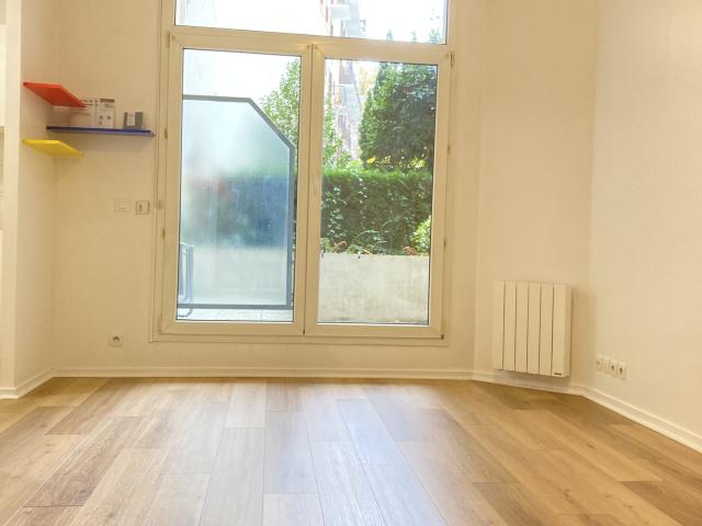 Location Studio de 31 m² Terrasse PARKING et CAVE 1 pièce studio