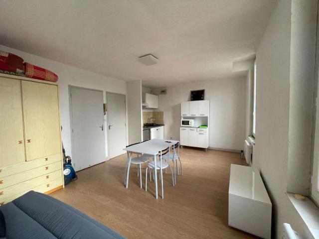 Location studio meublé à Carcassonne secteur Iéna 24 m², kitchenette, salle d'eau avec WC, stationnement facilité