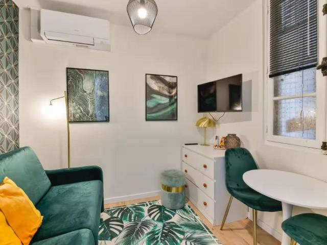 location studio meublé 15M2 Paris 8e