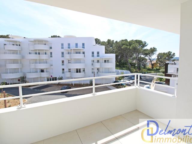 LOCATION STUDIO NEUF AVEC TERRASSE ET PARKING