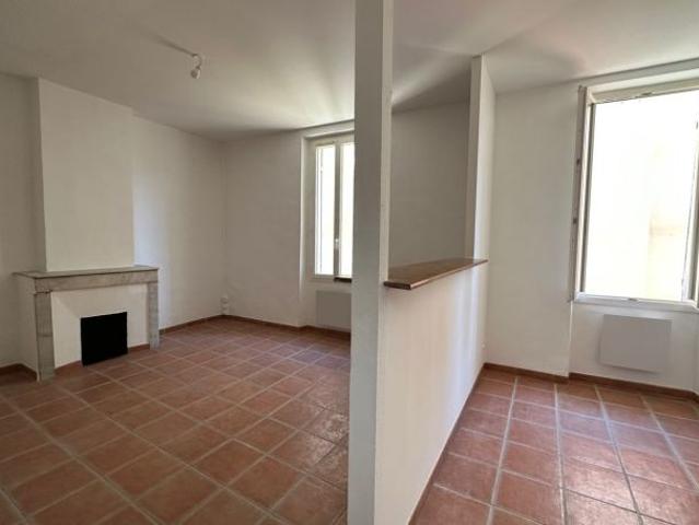 Location Studio rénové e Marseille 5ème