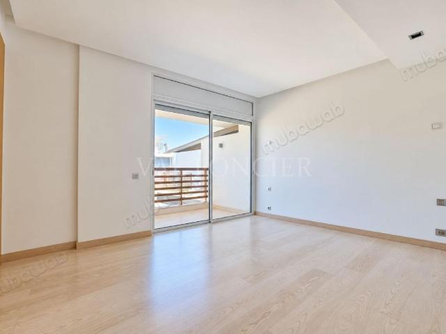 Location Superbe Villa 563m2 4 Chambres avec Piscine, Bouskoura
