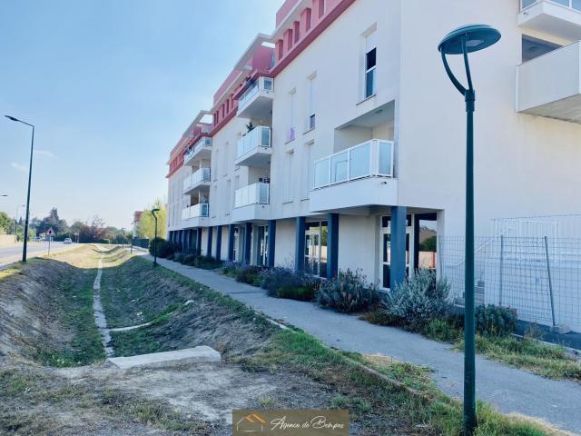 LOCAUX COMMERCIAUX 90 M2 3 PARKINGS VEHICULES