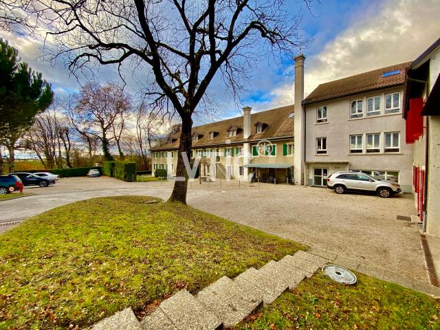 Locaux, ateliers, bureaux de 915 m2 à louer proche Gland | dreamo. Ch