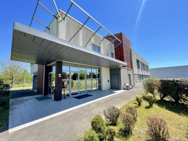 Locaux professionnels de près de 800 m2 à Vic en Bigorre dan. 777m² Vic en Bigorre