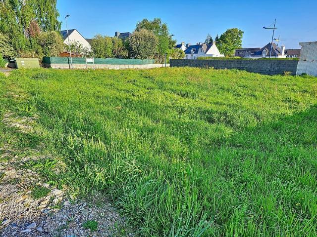 LOCMIQUÉLIC: Terrain viabilisé en centre ville