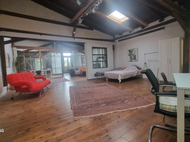 Loft on leak next to Tesla an bermin