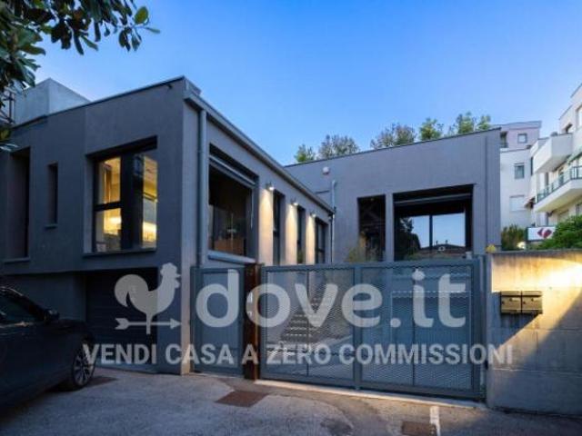 Loft / Open Space di 194 m con 5 locali e posto auto in vendita a Pesaro