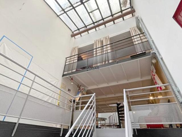 LOFT / ATELIER D'ARTISTE totalement atypique, en OPEN SPACE sur trois niveaux, avec DEUX VERRIÈRES donnant sur une cour calme !