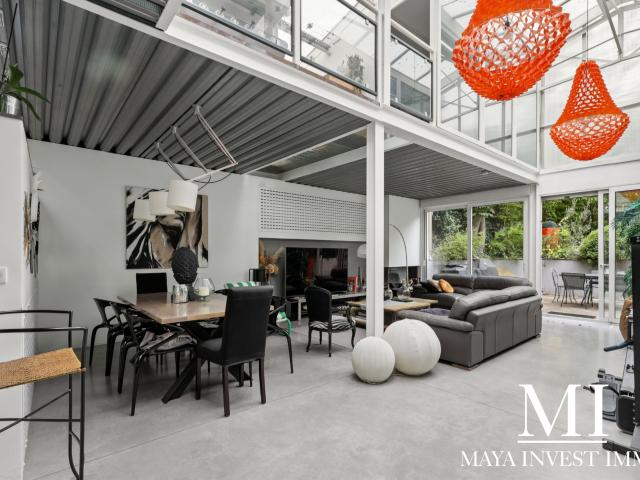 Loft atypique de 255,44 m2 avec piscine intérieure, sauna et grands volumes un bien unique aux multiples pos