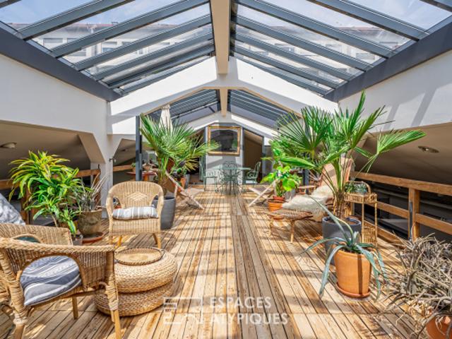 Loft avec patio dans un ancien garage automobile